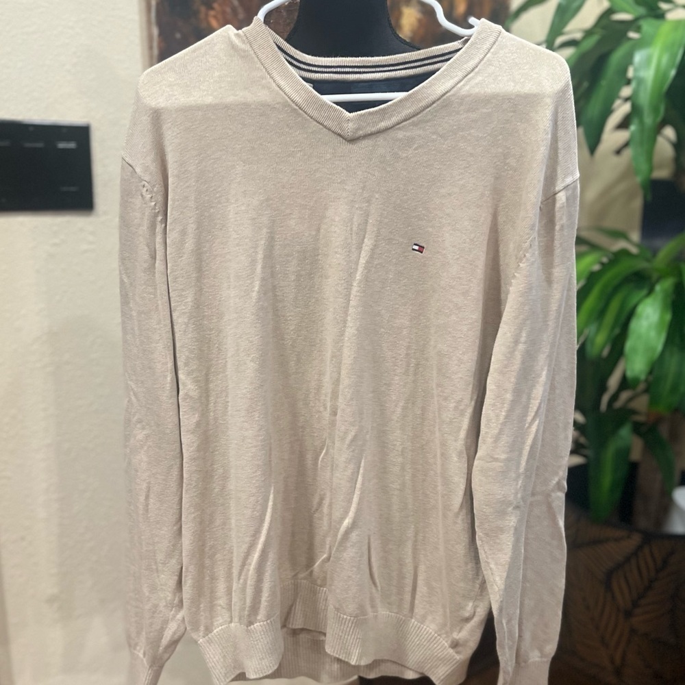 Tommy Hilfiger V-Neck sweater size large in GUC
